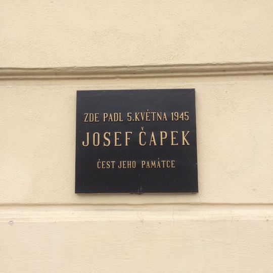 Pamětní deska Josefa Čapka na domě Sokolovská 444/118 v Karlíně