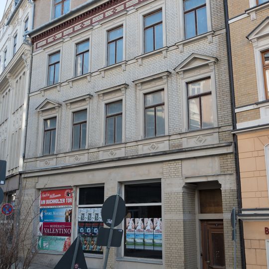 Mietshaus mit moderner Ladenzone, in geschlossener Bebauung Johannisgasse 1
