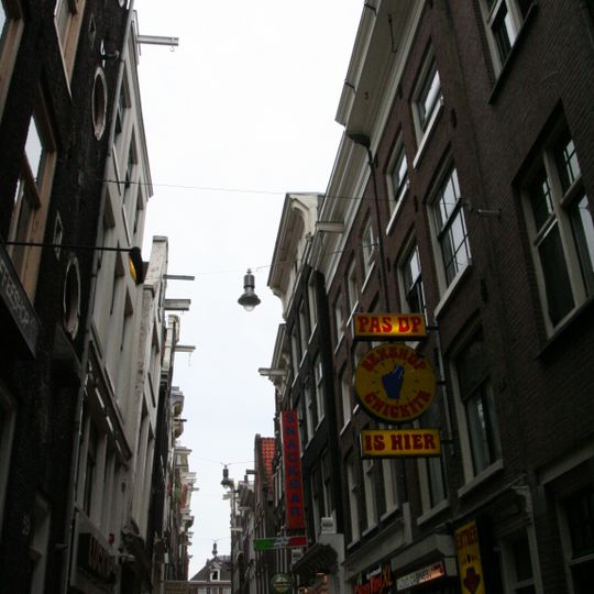 Pand met gevel onder rechte lijst met consoles en triglyfen