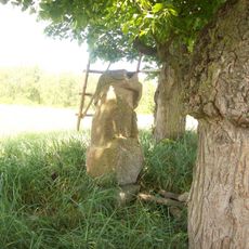 Kříž v poli u stromu nad Městem Touškov