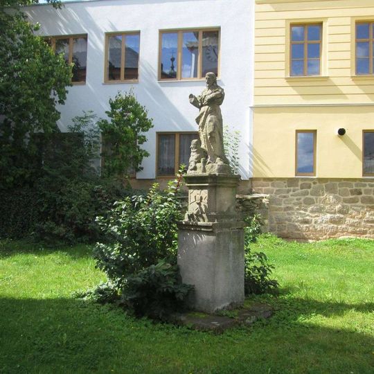 Socha svatého Jana Křtitele u kostela v Manětíně