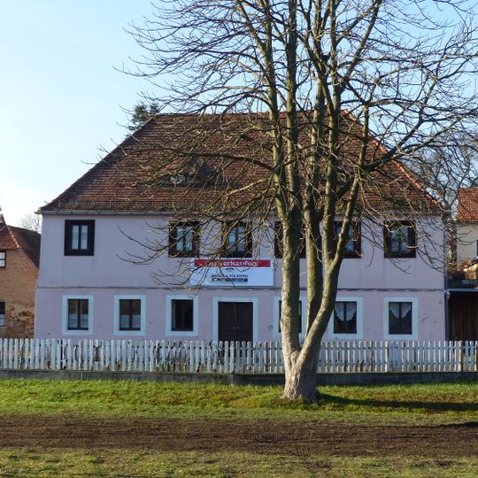 Wohnhaus mit zwei flankierenden Nebengebäuden Schloßallee 2