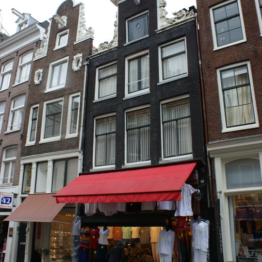 Pand met halsgevel van het 'type met doorboorde bloem' met later fronton