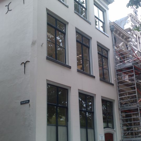 Onderkelderd huis met gecementeerde lijstgevel