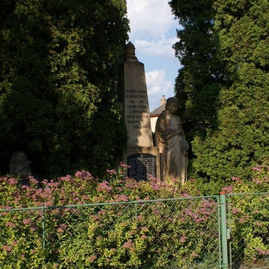 Pomník padlým ve śtředu obce u hlavní silnice