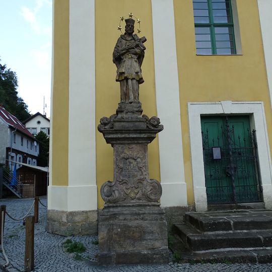 Socha svatého Jana Nepomuckého u kostela v Hřensku