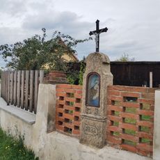 Kaplička v plotě