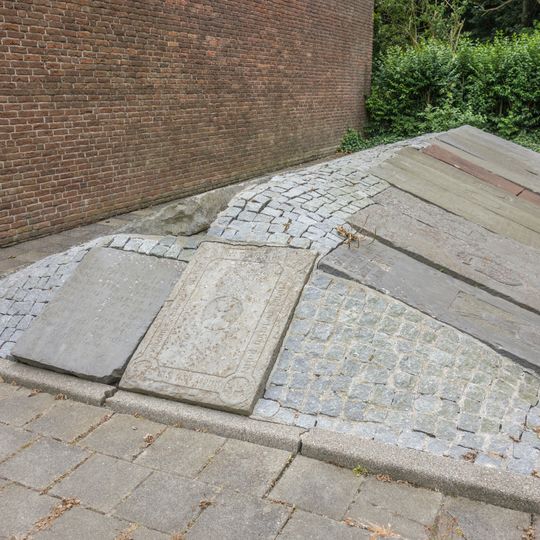 Twee rijen grafzerken, op het oude kerkhof bij de ingang van de moderne kerk