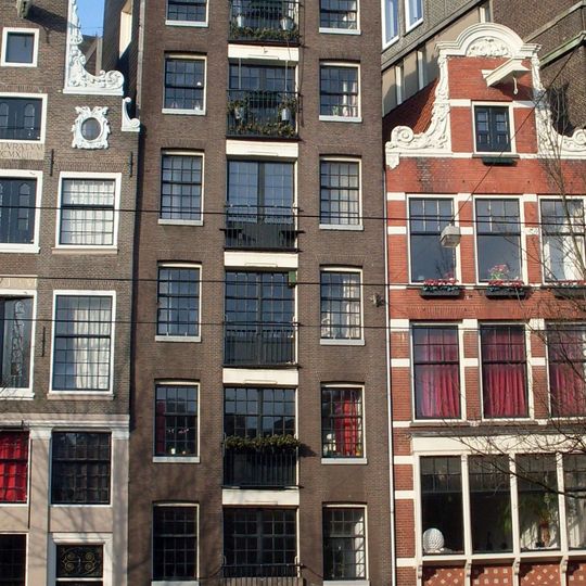 Zeer smal, hoog pakhuis met gevel onder rechte lijst
