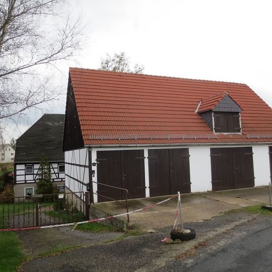 Wohnstallhaus, Seitengebäude und Scheune eines Dreiseithofes Jägerschlößchenstraße 94