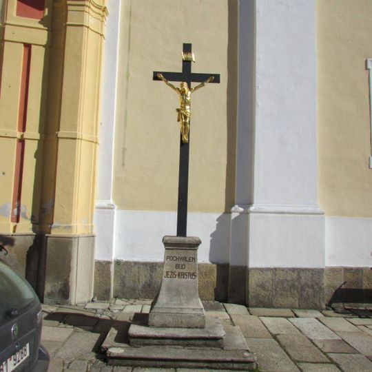 Kříž před kostelem sv. Petra a Pavla v Nové Říši