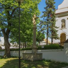 Kříž v Tištíně před kostelem