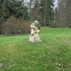 Socha chlapce u nového pavilonu Prusíkova pramene v Konstantinových Lázních