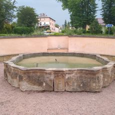 Kašna před zámkem v Potštejně