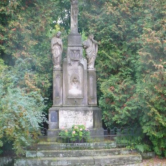 Kříž v Dolní Dobrouči vedle kostela svatého Mikuláše