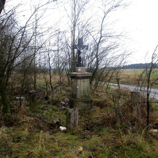 Kříž jižně od Olešovic u rozcestí