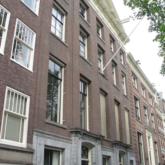 Twee huizen achter een gevel van vijf traveeën