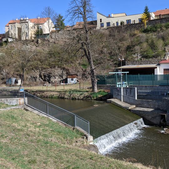 Jez u ulice Pod hradbami