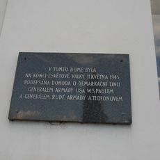 Pamětní deska podpisu dohody o demarkační linii v 2. světové válce v Netolicích