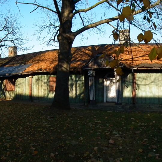 D. szpital przykościelny , tzw. dworek modrzewiowy