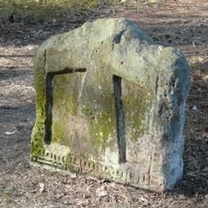 Smírčí kámen s vytesaným křížkem