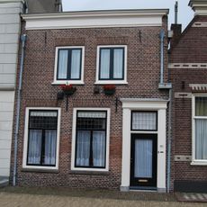 Huis met eenvoudig lijstgeveltje