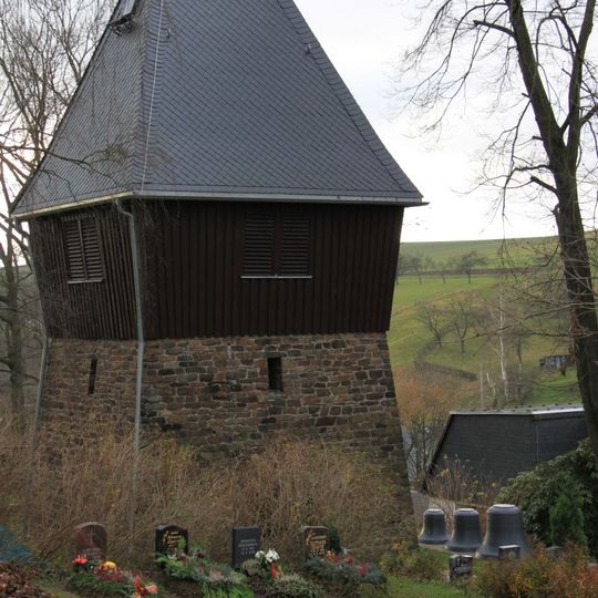 Kirche, frei stehender Glockenturm und Denkmal für die Gefallenen des Ersten Weltkrieges Hauptstraße 50