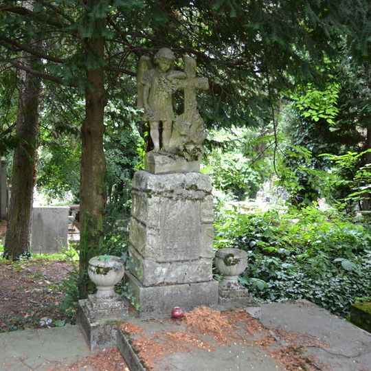 Cintorín sv. Rozálie, náhrobok so sochou