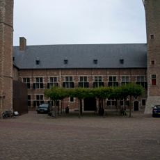 Abdijgedeelte tussen het Provinciehuis en de Balanspoort, voorheen zetel van het Polderbestuur van Walcheren en het Rijksarchief, oorspronkelijk een vicariswoning en brouwerij.