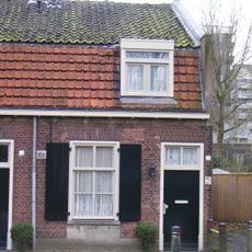 Wevershuisje onder Mansarde-vormig zadeldak