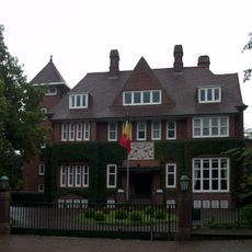 Vrijstaande villa in een historiserende bouwstijl
