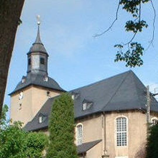 Kirche , Kirchhof mit Einfriedung, zwei Grabmale und Denkmal für die Gefallenen des Ersten Weltkrieges An der Kirche 3