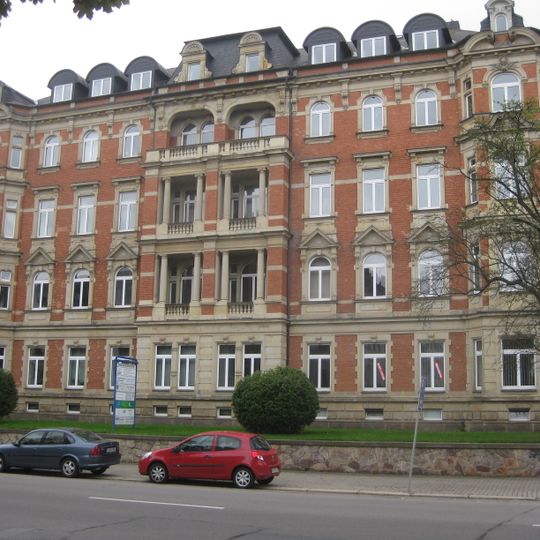 Doppelmietshaus in offener Bebauung mit Vorgarten Straße der Nationen 88, 90