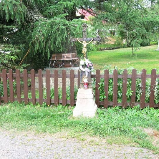 Kříž u domu 56 v Střední ulici v Perninku