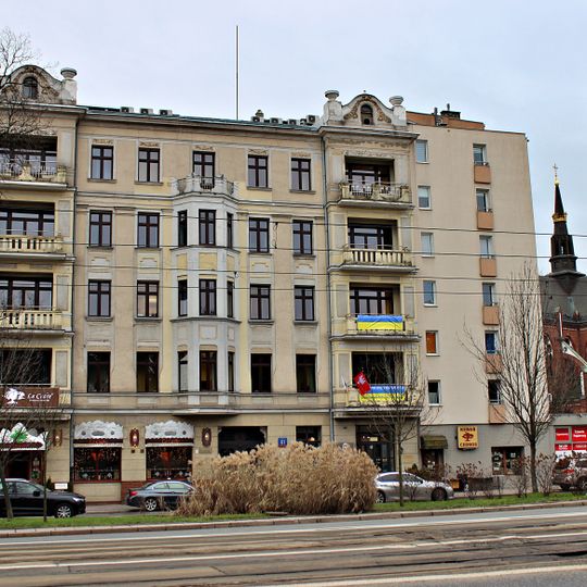 Kamienica przy alei Solidarności 61