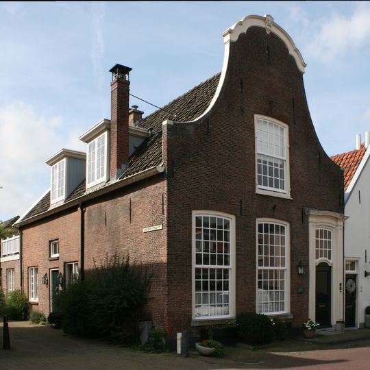 Pand met klokgevel, met houten deuromlijsting