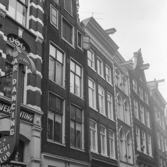 Pand met gevel onder rechte lijst