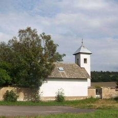 Hřbitovní kaple východně od Klučenic