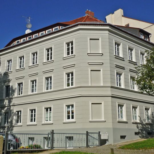 Wohnhaus, nach rechts in geschlossener Bebauung Schanze 8