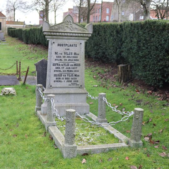 Grave monument of Van der Vlis-Muis and their son Maarten