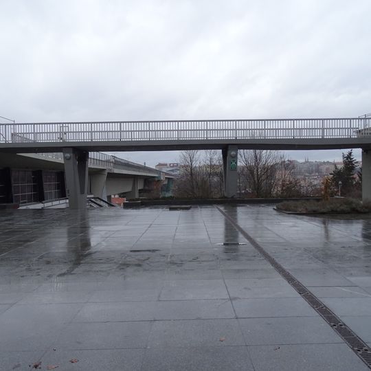 Lávka přes východní atrium u stanice metra Vyšehrad