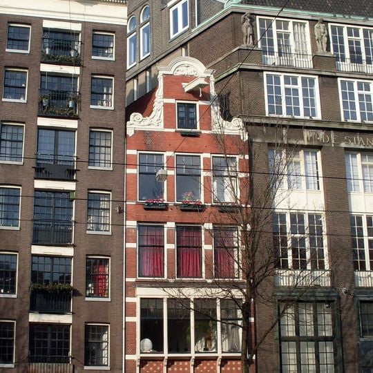 Huis, vanwege de zandstenen onderdelen van de gevelhals