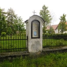 Výklenková kaplička u kostela v Senožatech