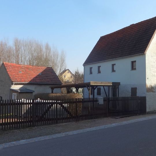 Wohnhaus und Stallgebäude eines Häusleranwesens Zum Lindenhof 6
