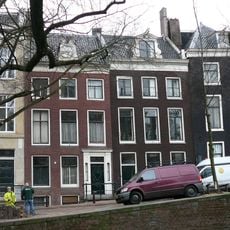 Pand met gevel onder rechte lijst met dakkapel