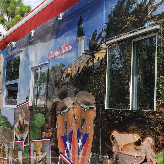 La Isla Del Frappe & Puchunguis Pinchos