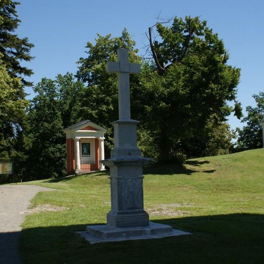 Pamětní kříž u poutního kostela na vrcholu Cvilín