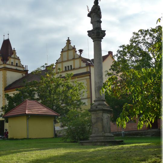 Sloup se sochou svatého Jana Nepomuckého