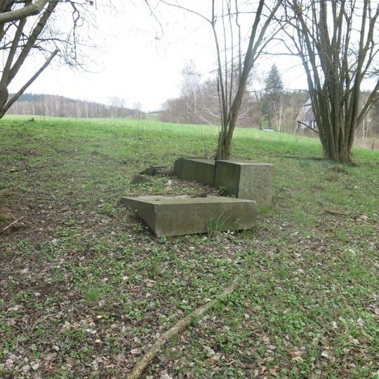 Kříž v remízu v severní části Lobendavy