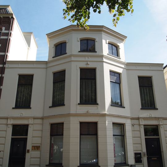 Pand met gepleisterde neoclassieke lijstgevel